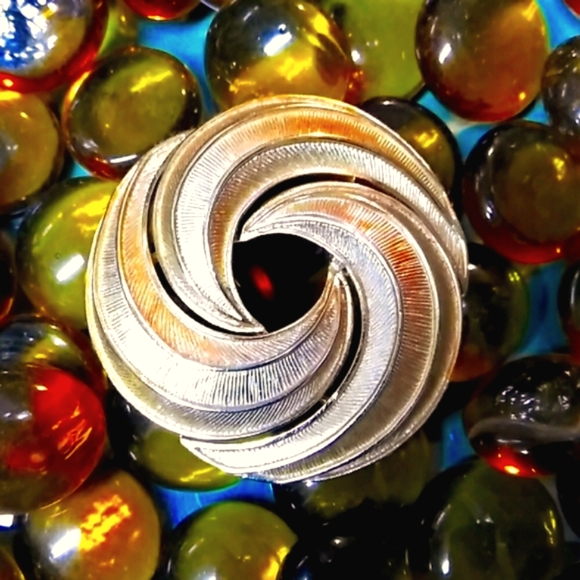 VINTAGE CROWN TRIFARI BROOCH - Picture 3 of 6